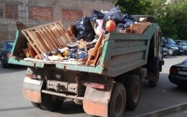 Вывоз мусора на грузовике зил