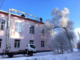Сбитие сосулек. Автовышка 24 метра на базе Nissan