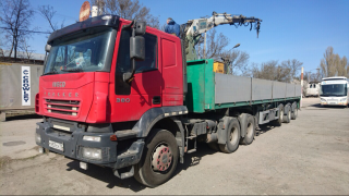 Сдам в аренду тягач Iveco Trakker с п/прицепом с КМУ (гр/п 20 т, стрела 4 т, вылет 8 м по вертикали). Возможность работы в стесненных пространствах