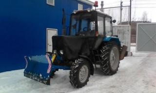 Коммунальный трактор МТЗ-82.1 с отвалом и щеткой 