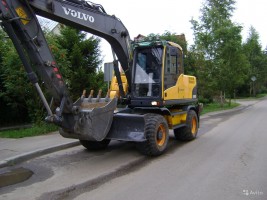 аренда колесного полноповоротного экскаватора VOLVO и экскаватор-погрузчика CAT