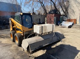 Услуги минипогрузчика со щеткой
