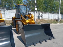 Фронтальный погрузчик челюстной ковш вилы