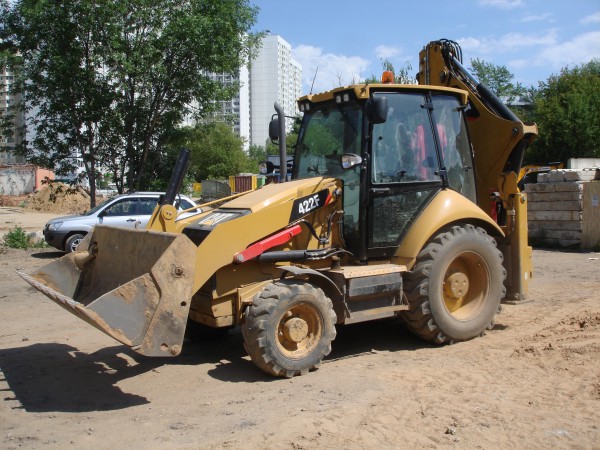 Аренда экскаватора-погрузчика с вилами САТ, JCB